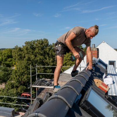 Full shot of a work with complete uniform